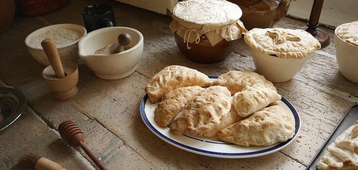 How to fry juicy pasties without oil: they are not so fatty and high in calories