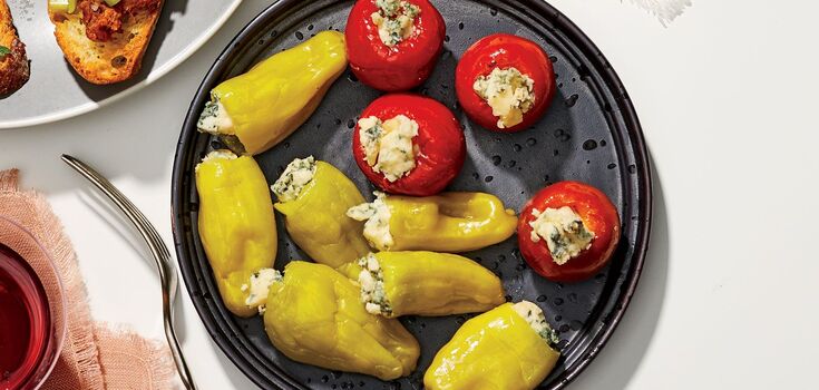 Spicy pickled peppers in oil: how to cook a seasonal vegetable deliciously
