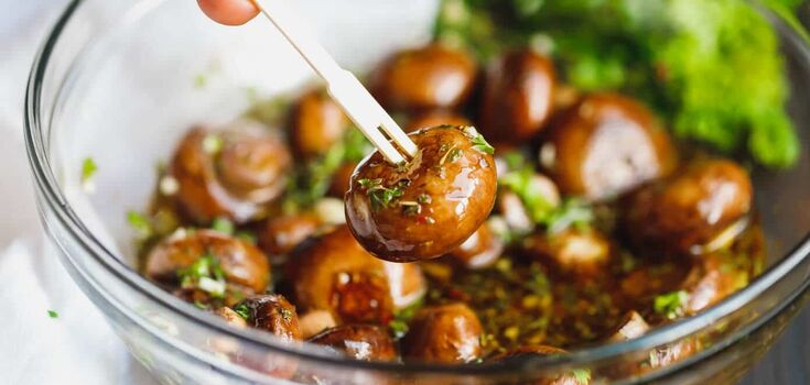 How to marinate mushrooms deliciously: for a salad or as an appetizer