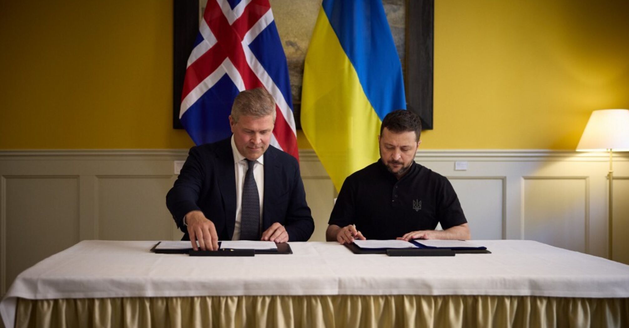 Bjarni Benediktsson and Volodymyr Zelenskyy during the signing of the agreement