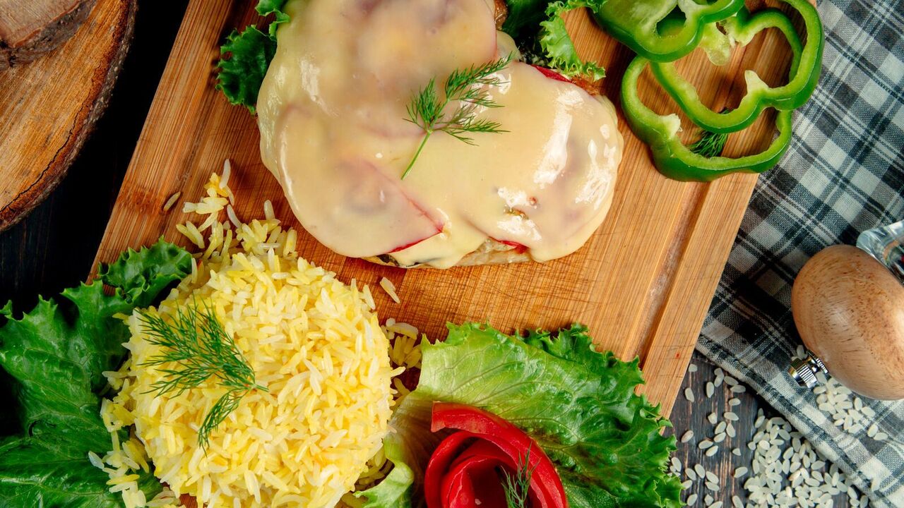 Chicken fillet with vegetables and cheese: a quick and delicious dish