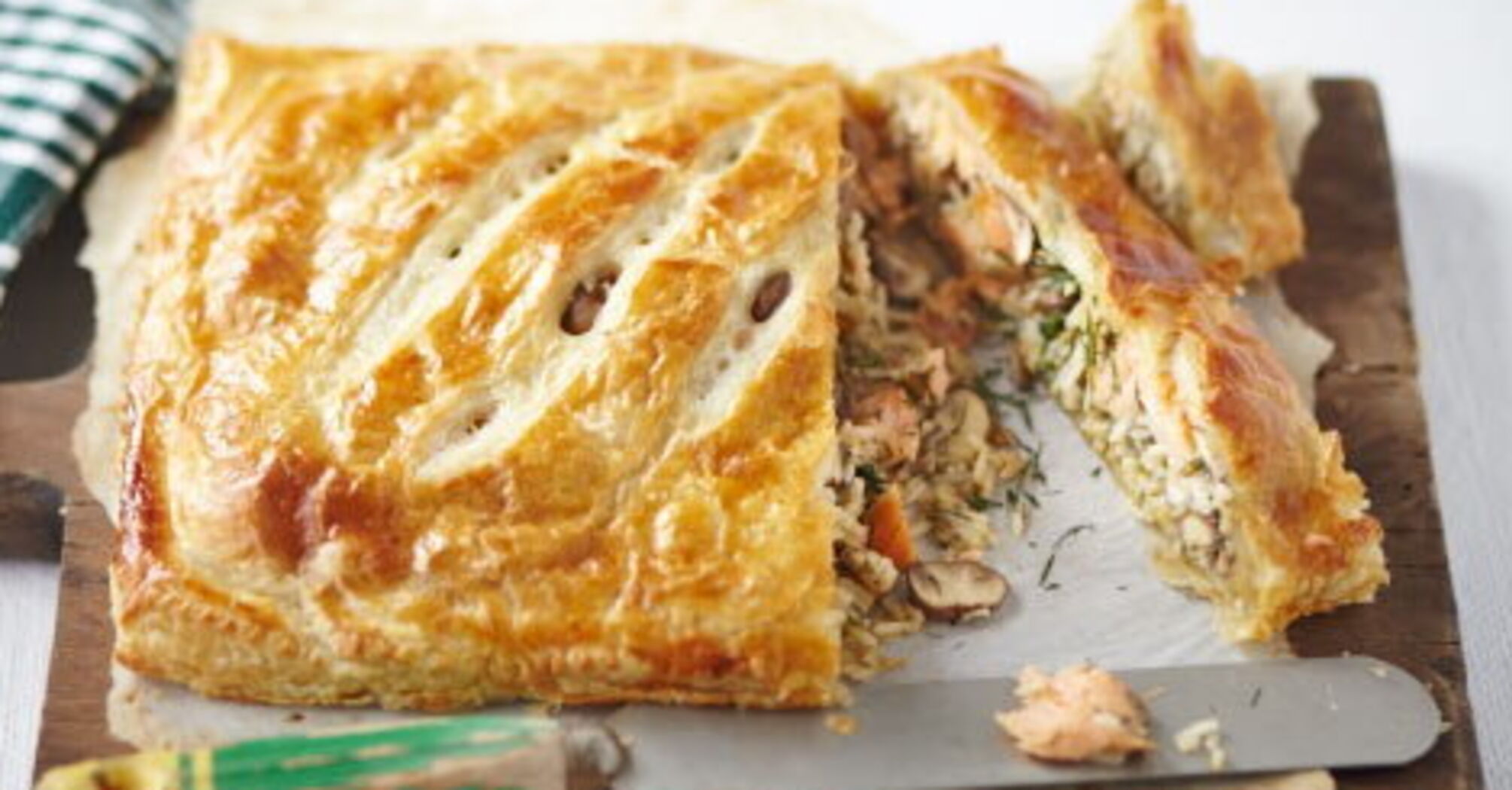 Cheeseburger pie: made from puff pastry