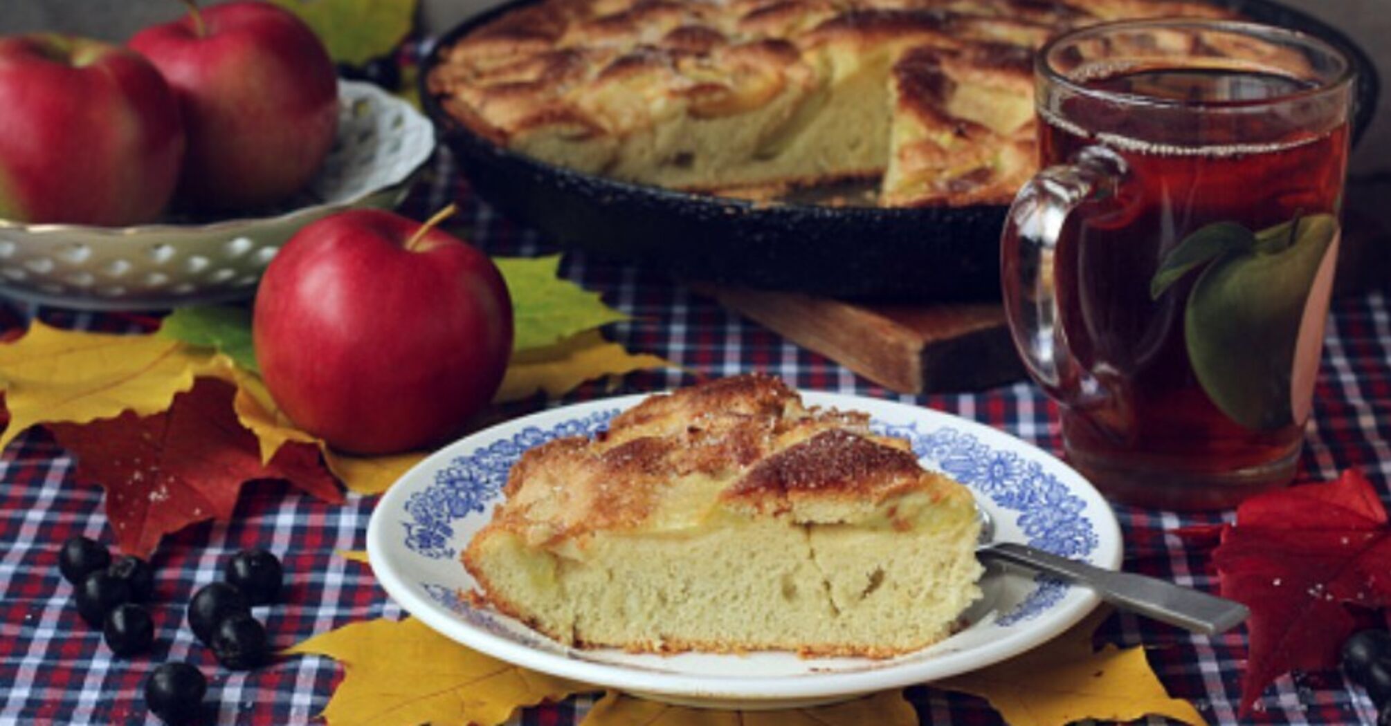 Low-calorie apple charlotte: what to make the dough from
