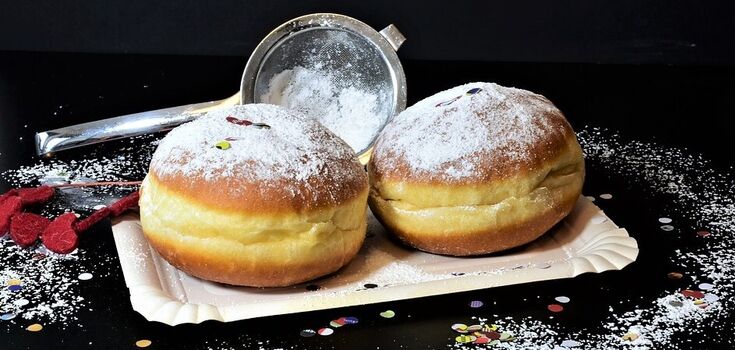 Lush Berliner donuts with a filling: pastries just melt in your mouth