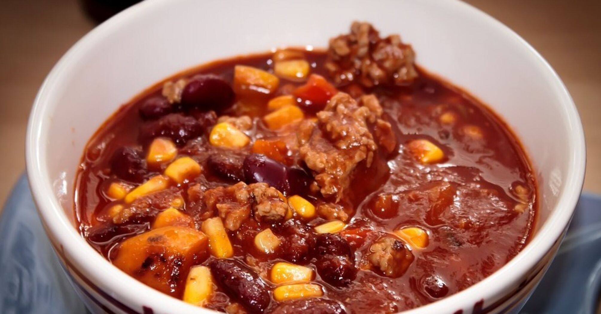 Side dish and sauce at the same time: classic chili con carne with beans and meat