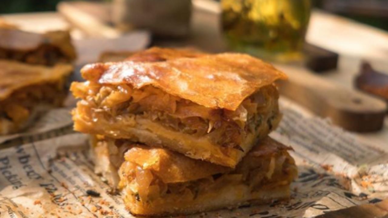 Cabbage pie on a thin dough: what to cook with