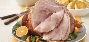 Miękka i soczysta szynka wielkanocna na świąteczny stół: w czym marynować mięso