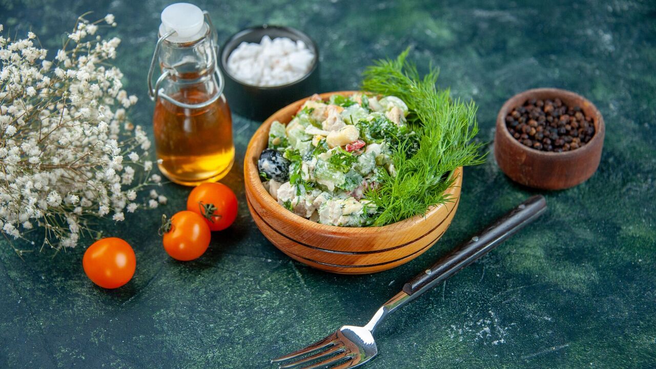 Chicken and prune salad: an unusual combination of flavors and presentation