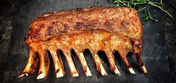 How to cook ribs with sauce deliciously
