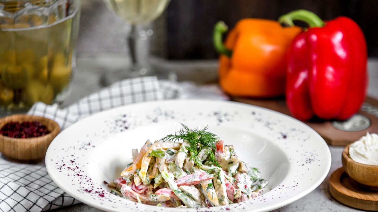 Salad with sausage and crackers in 5 minutes: easy to prepare and very tasty