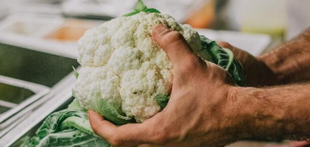 How to bake whole cauliflower: an idea for a quick lunch
