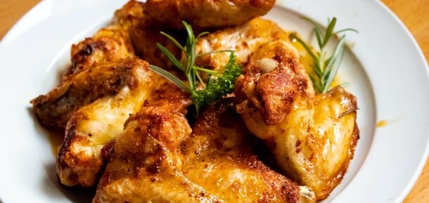 Juicy chicken wings without marinating: what is the secret of the dish