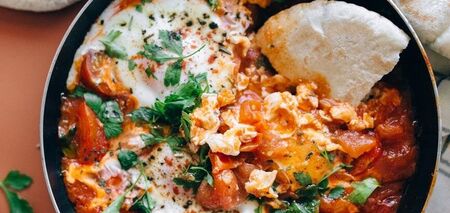 Frozen egg shakshuka: a recipe for a delicious dish in a new way