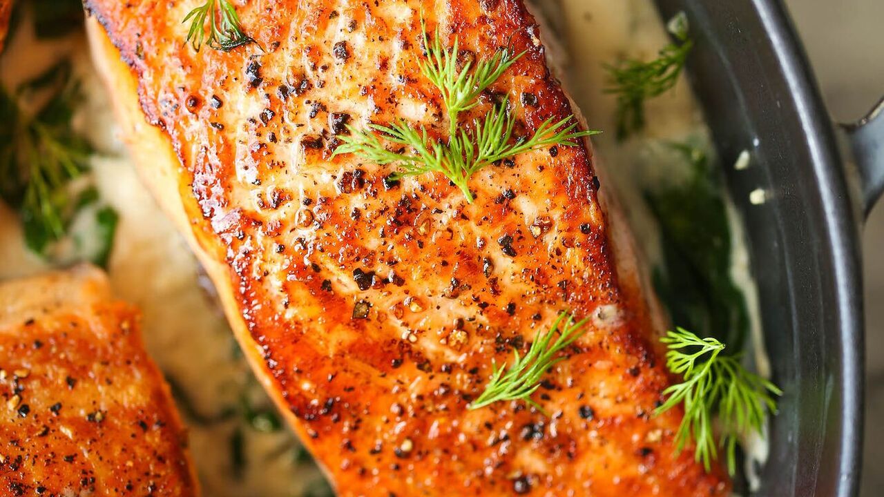 How to bake salmon deliciously so that it is soft: an idea for a light and satisfying dish