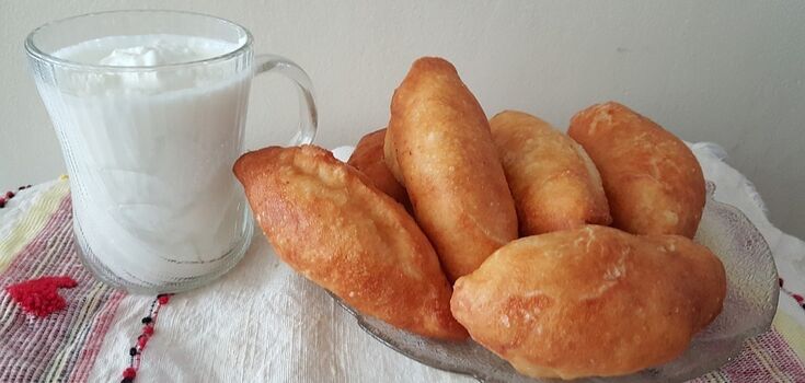 Sweet fried pies with berries: what kind of dough to use