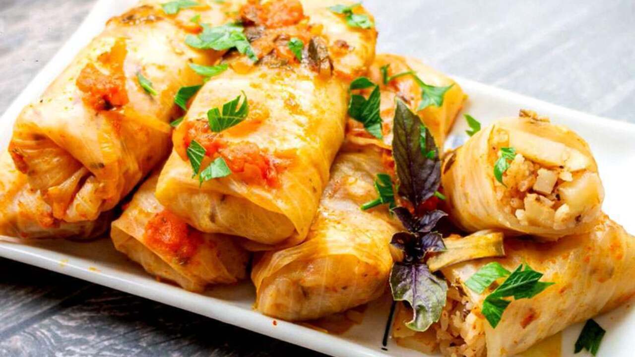 Juicy and lean cabbage rolls in the oven for lunch: how to cook