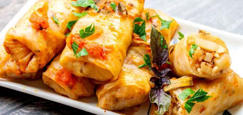 Juicy and lean cabbage rolls in the oven for lunch: how to cook