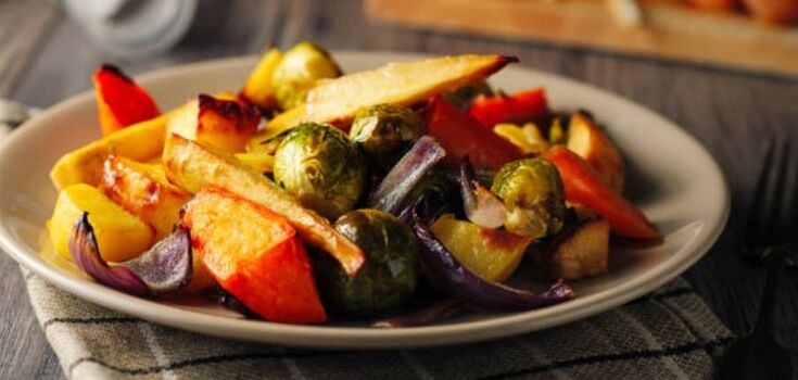 Vegetable side dish with sour cream sauce: perfect for meat