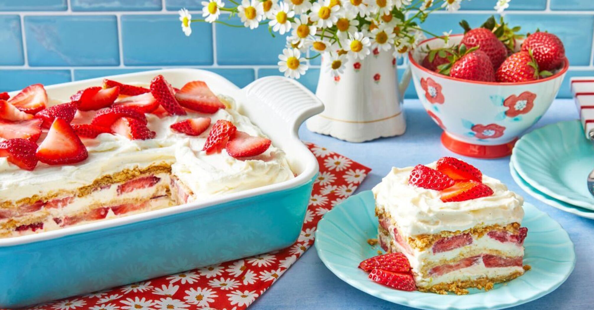 Elementary strawberry cake without baking: based on ordinary cookies