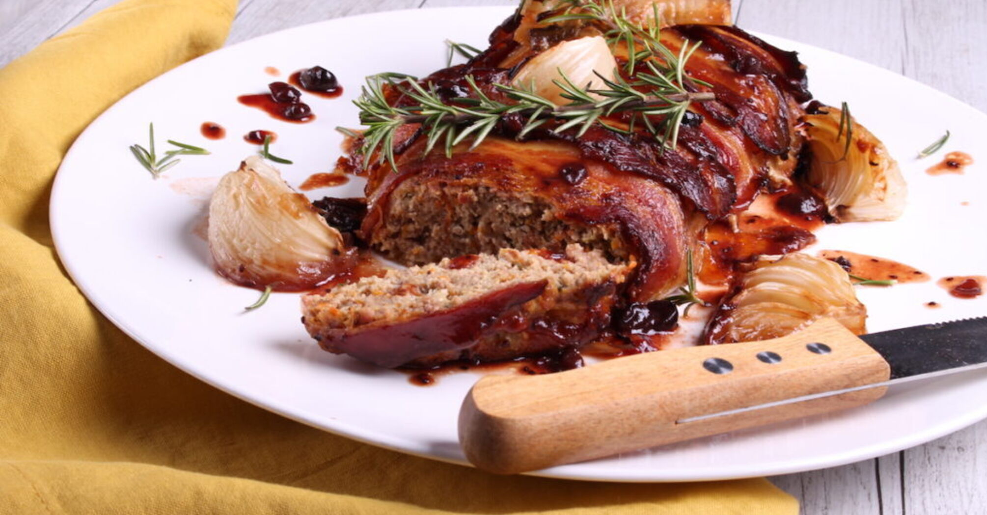 Festive meatloaf with figs for Easter: it turns out to be very soft and juicy