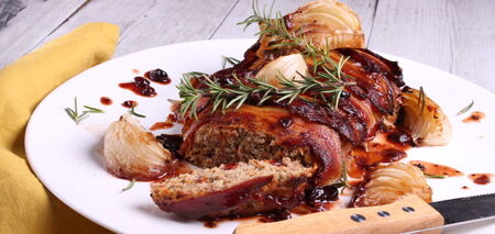 Festive meatloaf with figs for Easter: it turns out to be very soft and juicy
