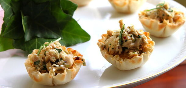 What to make budget tartlets for a festive table with: simply use toast bread