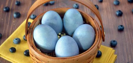 Without any chemicals: how to dye eggs for Easter with blue cabbage