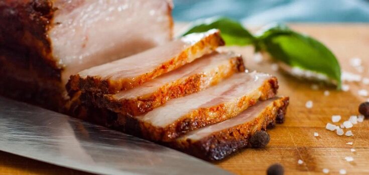 Baked lard with garlic and spices: how long to bake to make it juicy and soft
