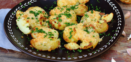 How to bake new potatoes deliciously: the simplest recipe for a hearty dish
