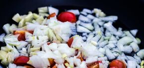 Jak zrobić pyszną karmelizowaną cebulę: dodaj tylko jeden składnik
