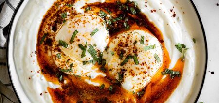 Turkish-style eggs: how to prepare a familiar dish in a new way