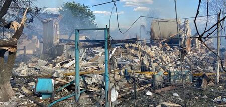 'Wszystko wokół się zatrzęsło': okupanci jednym uderzeniem zniszczyli całą ulicę we wsi w obwodzie charkowskim. Zdjęcie.