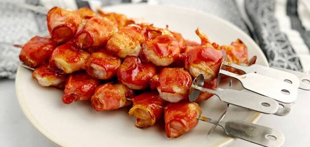Chicken kebab that will definitely turn out juicy: wrap the pieces in bacon
