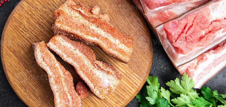 Spicy lard in spices on sandwiches: you can eat the next day