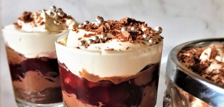 Jelly dessert in a bowl in a hurry: combine cherries and cocoa