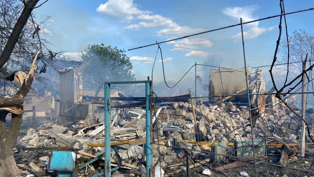 "Wszystko wokół się zatrzęsło": okupanci jednym uderzeniem zniszczyli całą ulicę we wsi w obwodzie charkowskim. Zdjęcie.
