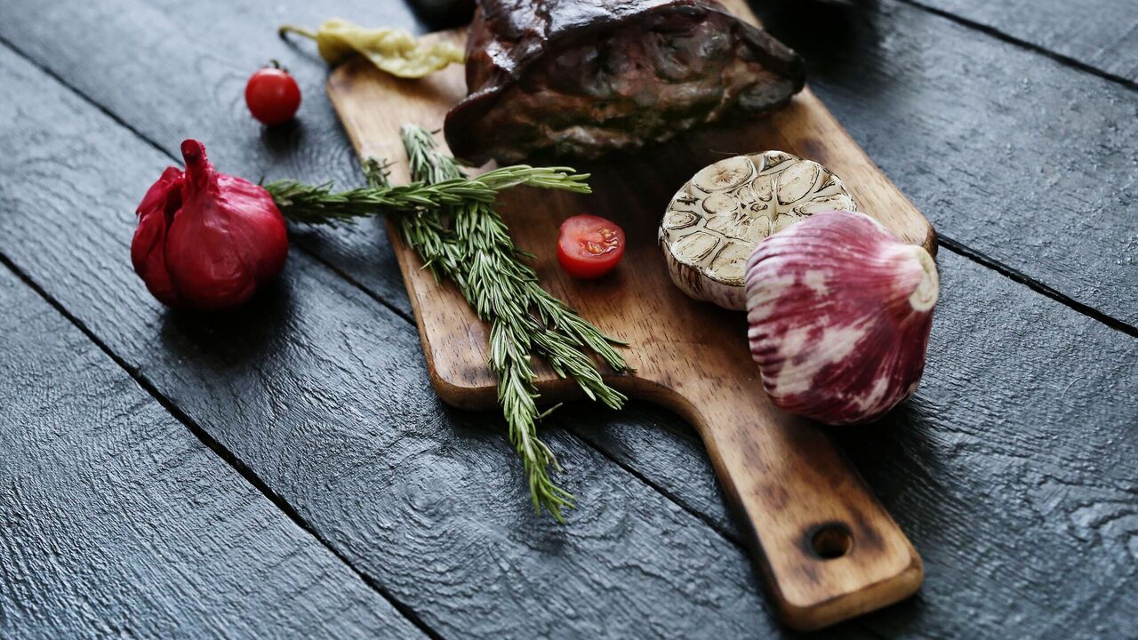 Baked leg of lamb: how to cook a delicious dish for Easter