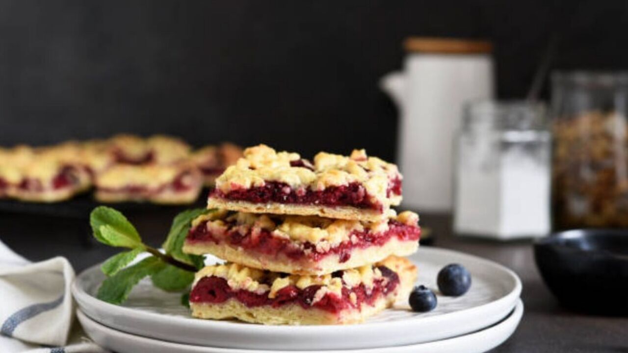 Grated currant pie in a hurry: a recipe for the simplest dough