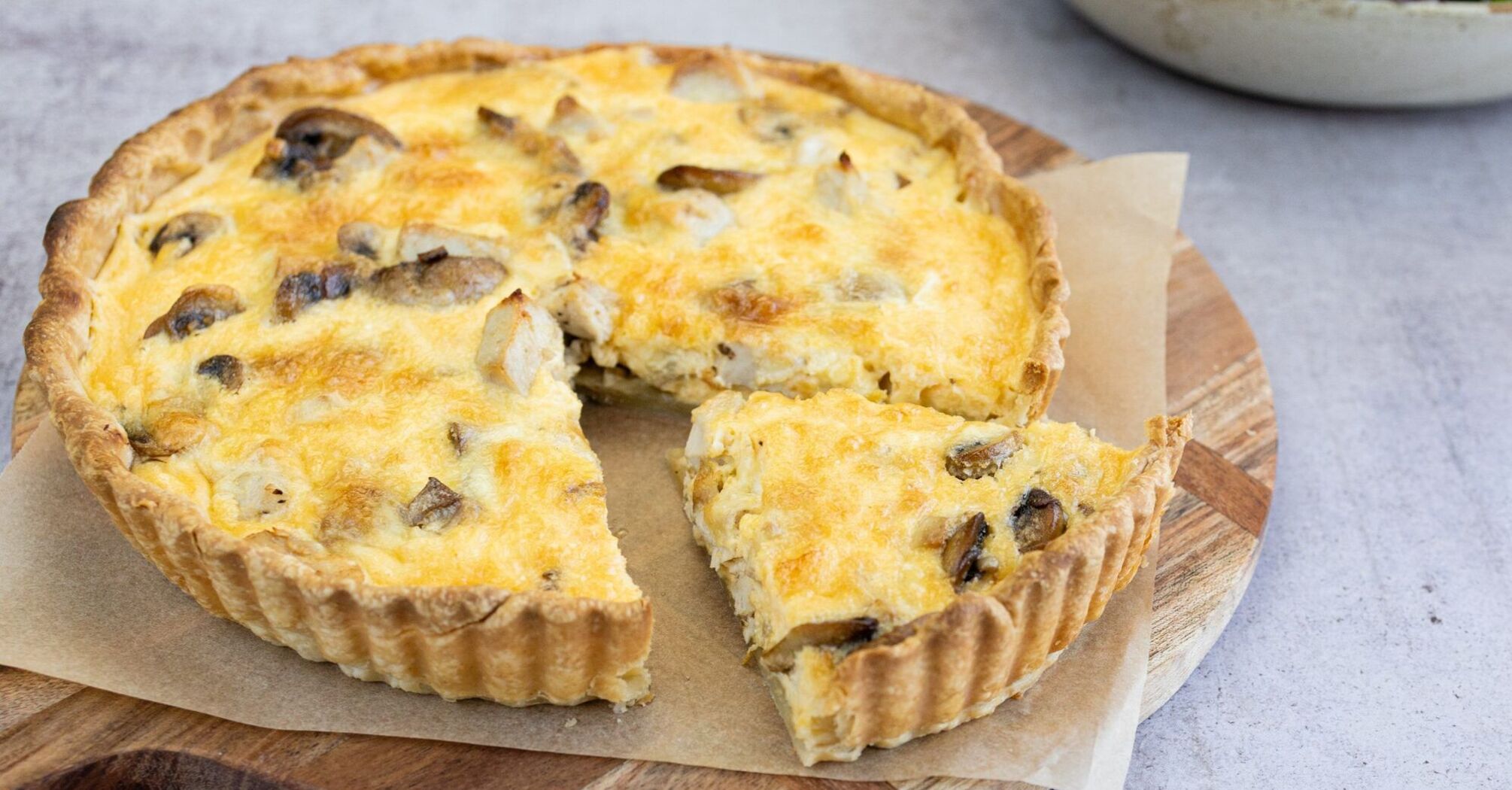 Chicken, mushrooms and very simple dough: how to make a hearty quiche for lunch