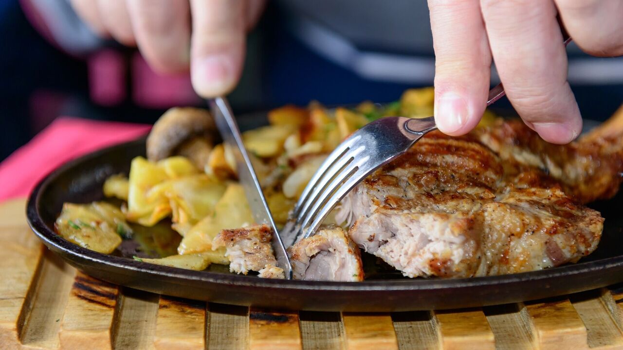 Mealtimes: what time to sit down for breakfast, lunch and dinner