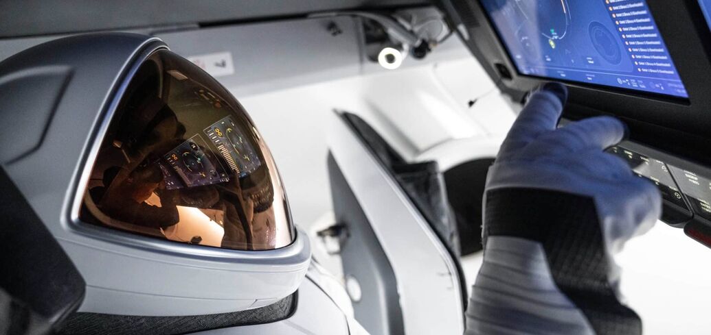 Przyszłość już tu jest: Firma SpaceX Elona Muska stworzyła skafander kosmiczny dla turystów, aby mogli wejść w przestrzeń kosmiczną. Zdjęcia i filmy