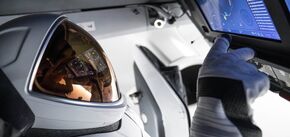 Przyszłość już tu jest: Firma SpaceX Elona Muska stworzyła skafander kosmiczny dla turystów, aby mogli wejść w przestrzeń kosmiczną. Zdjęcia i filmy