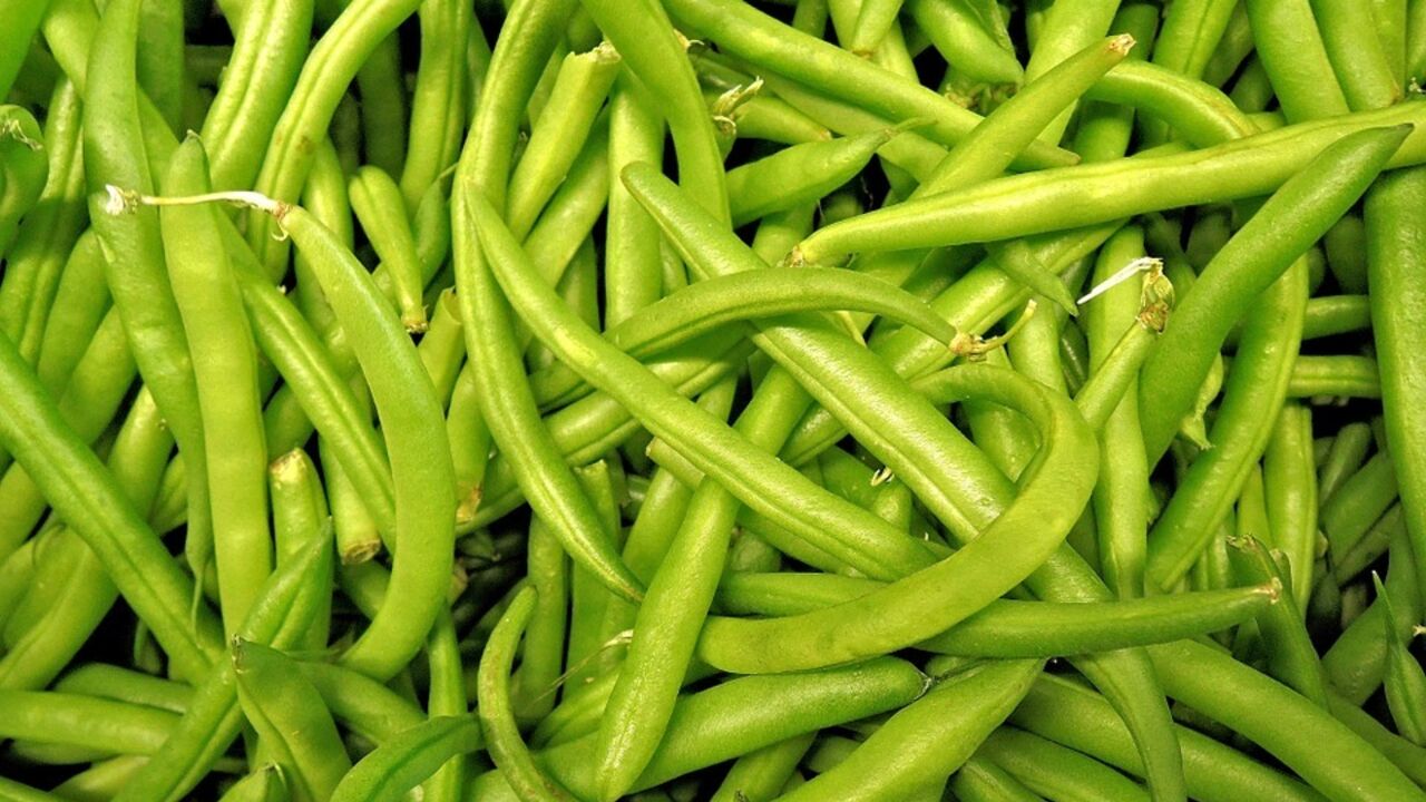 How to cook green beans in a new way: you will need sour cream and breadcrumbs