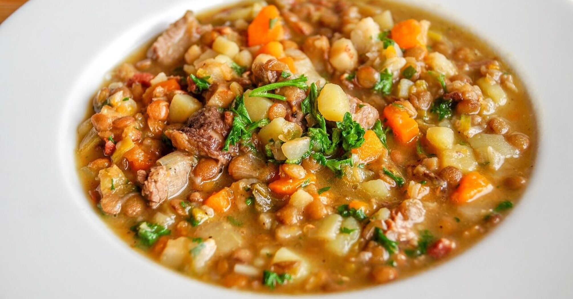 Najbardziej przydatna i niedroga zupa dla całej rodziny: z czego zrobić obfite danie
