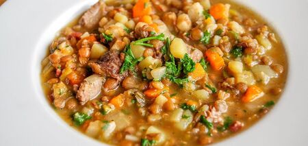 Najbardziej przydatna i niedroga zupa dla całej rodziny: z czego zrobić obfite danie