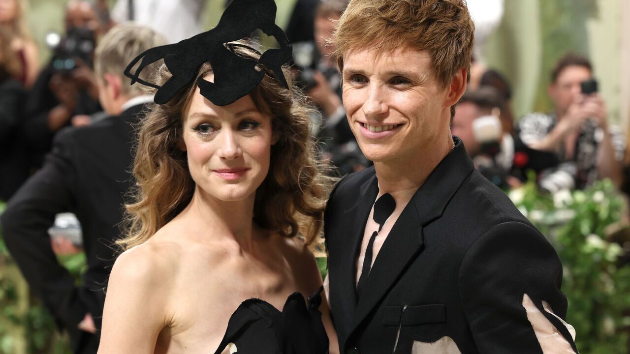 Eddie Redmayne i Sam Smith pojawili się na Met Gala 2024 w androgynicznych stylizacjach, doskonale uzupełniając swoje ukochane. Zdjęcie