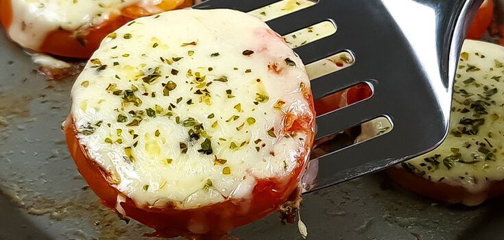 Elementary tomato appetizer in 5 minutes: add garlic and lots of cheese