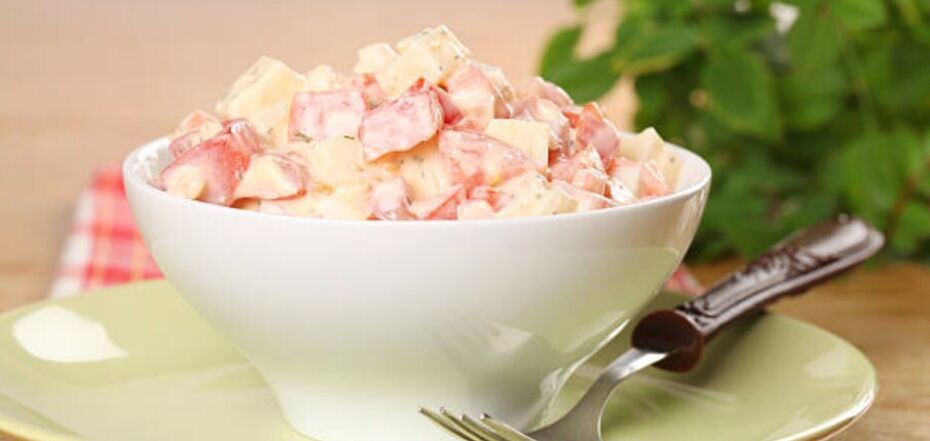Mayonnaise and crab stick salad in a few minutes: how to cook