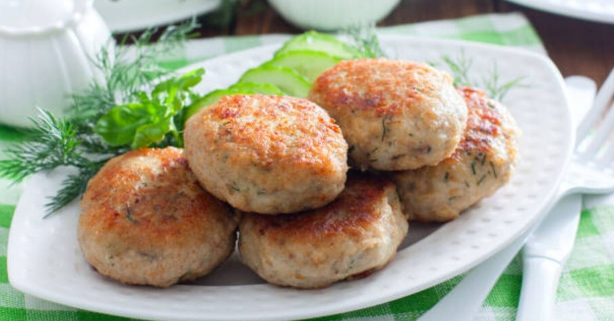 Juicy French-style cutlets in the oven: a complete dish in 20 minutes