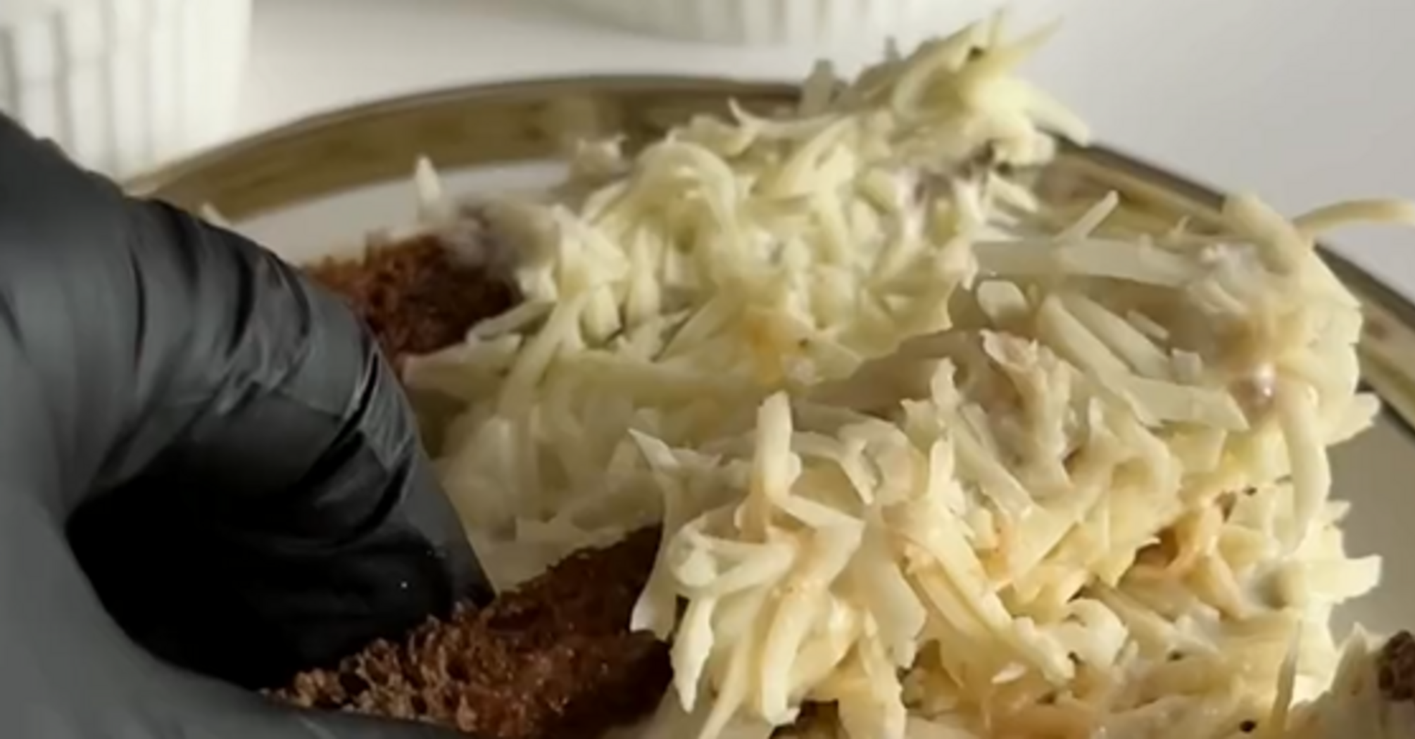 Crispy bread croutons in sour cream and cheese: how to make a simple appetizer in 15 minutes